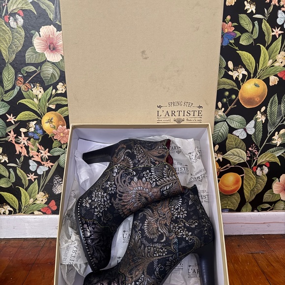 L'ARTISTE Elegant Black and Gold Ankle Booties - Picture 5 of 6